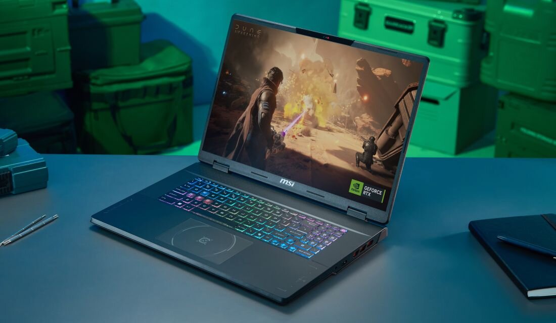 Laptop MSI Crosshair z kartą GeForce RTX wyświetla dynamiczną scenę gry Dune Awakening podczas rozgrywki gamingowej przy biurku – Thunderbolt 4 USB-C 10 Gbps HDMI 2.1 USB-A 3.2
