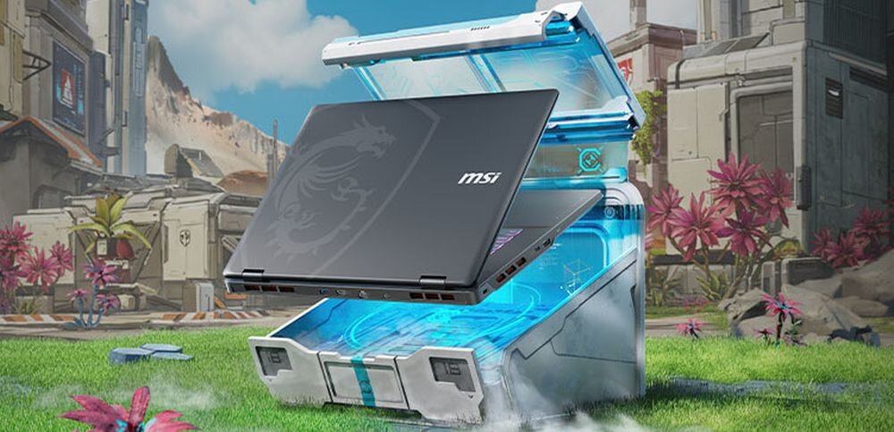 Laptop MSI Crosshair unosi się nad futurystyczną kapsułą w otoczeniu gamingowej scenerii, prezentując charakterystyczną obudowę dla graczy 