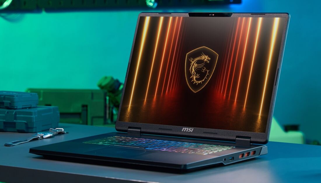 Laptop MSI Crosshair stoi na biurku, prezentując podświetlaną klawiaturę RGB i ekran z logo MSI podczas rozgrywki gamingowej – procesor Intel Core Ultra karta RTX 5070