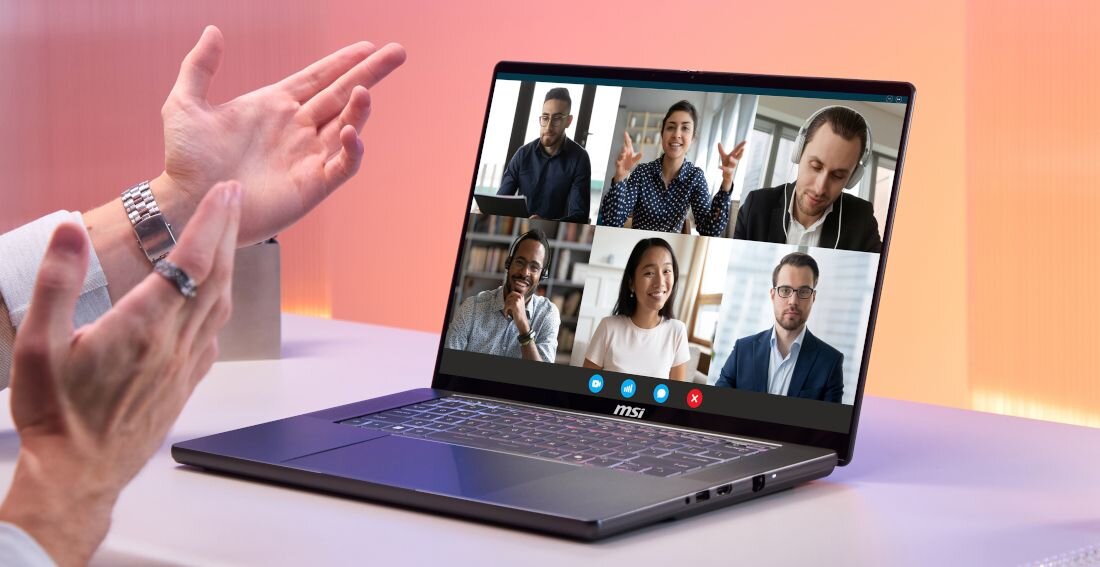 Osoba uczestniczy w wideokonferencji na laptopie MSI Stealth z kamerą AI podczas pracy zdalnej przy biurku