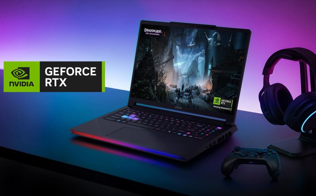 Na obrazie znajduje się laptop z podświetlaną klawiaturą, na ekranie widoczna jest gra \'Dragon Age: The Warden\'. Obok laptopa znajdują się słuchawki i kontroler, a w lewym górnym rogu widnieje logo \'NVIDIA GEFORCE RTX\'.