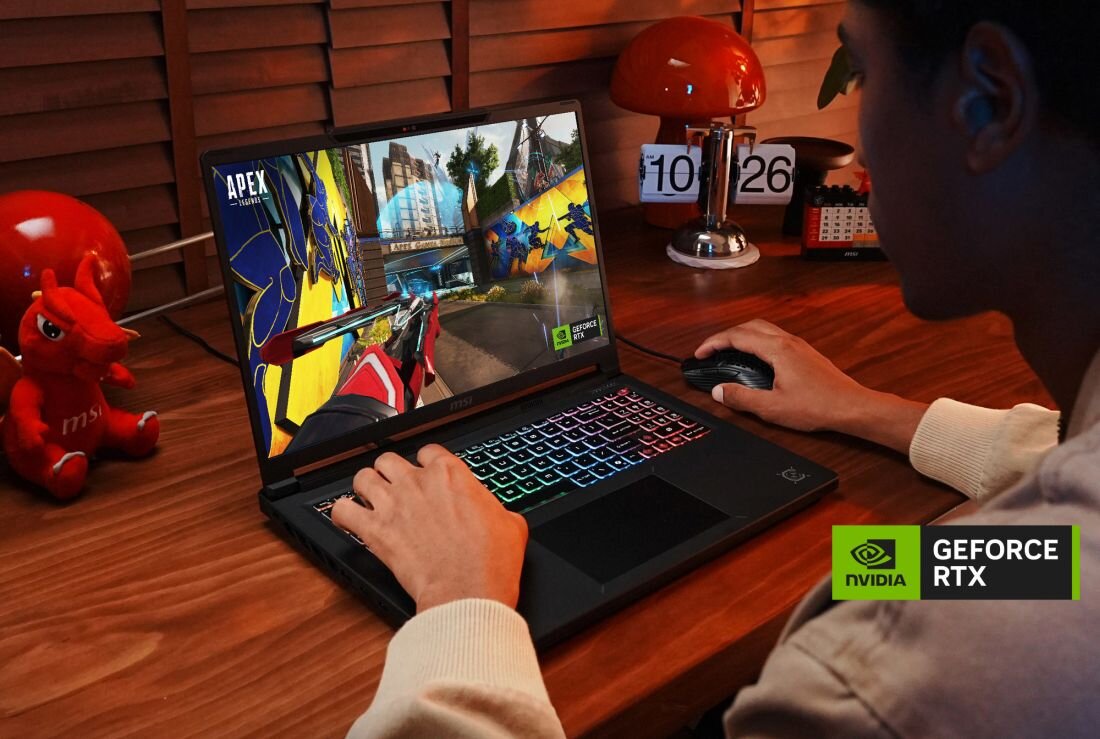 Osoba używa laptopa z kolorową klawiaturą, na ekranie widoczna jest gra Apex. Obok laptopa znajduje się logo NVIDIA GEFORCE RTX.