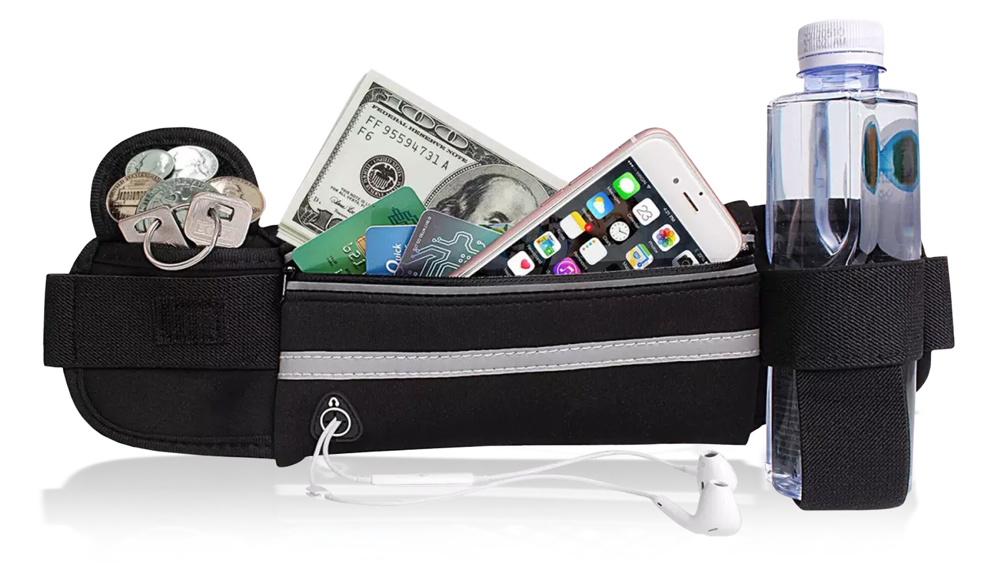 Czarne etui sportowe z kilkoma kieszeniami, w których znajdują się monety, banknoty, karta, telefon i butelka z wodą. Etui posiada również miejsce na słuchawki z białym kablem.