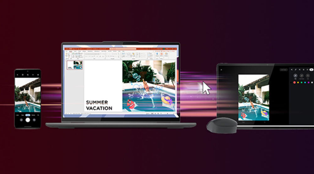 Obraz przedstawia trzy urządzenia elektroniczne: smartfon, laptop i tablet, na których wyświetlany jest ten sam obrazek z napisem \'SUMMER VACATION\'. Urządzenia są połączone wizualnym efektem przesyłania danych, a w tle widoczny jest gradientowy, ciemny kolor.