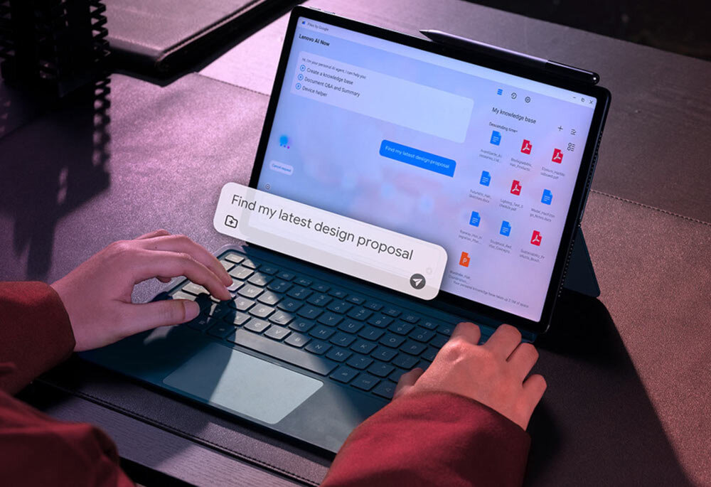 Osoba używa tabletu z klawiaturą, na ekranie widoczne są ikony dokumentów i tekst \'Find my latest design proposal\'.