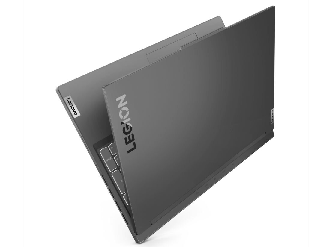 Obraz przedstawia laptop w kolorze ciemnoszarym z widocznym logo \'LEGION\' na pokrywie. Na krawędzi pokrywy znajduje się również logo \'Lenovo\'.