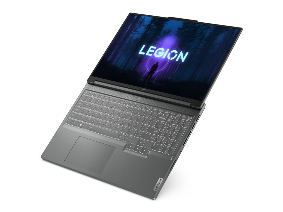 Laptop z otwartym ekranem, na którym widnieje napis \'LEGION\' na tle lasu. Klawiatura jest podświetlana, a na obudowie widoczne jest logo \'Lenovo\'.