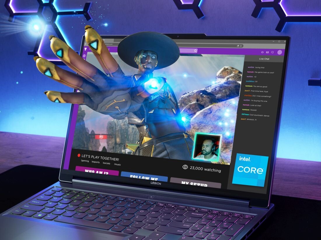 Na ekranie laptopa wyświetlana jest gra komputerowa z postacią w kapeluszu, a obok widoczny jest strumień wideo z twarzą gracza. Na obudowie laptopa znajduje się logo \'intel core\'.