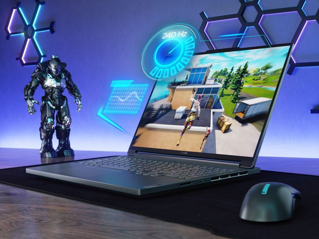 Na obrazie znajduje się laptop z wyświetlonym na ekranie dynamicznym obrazem z gry. Obok laptopa widoczna jest figurka robota, a nad ekranem unosi się holograficzny napis \'240 Hz\'.