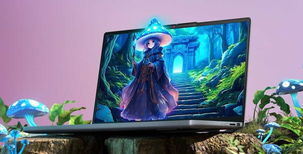 Laptop z wyświetlaczem przedstawiającym postać w kapeluszu na tle magicznego lasu i schodów. Wokół laptopa znajdują się świecące, niebieskie grzyby i zielone liście.