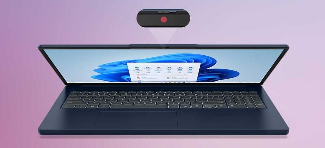 Laptop z otwartym ekranem wyświetlającym interfejs systemu Windows 11, z klawiaturą w ciemnym kolorze. Nad ekranem widoczna jest kamera z czerwonym wskaźnikiem.