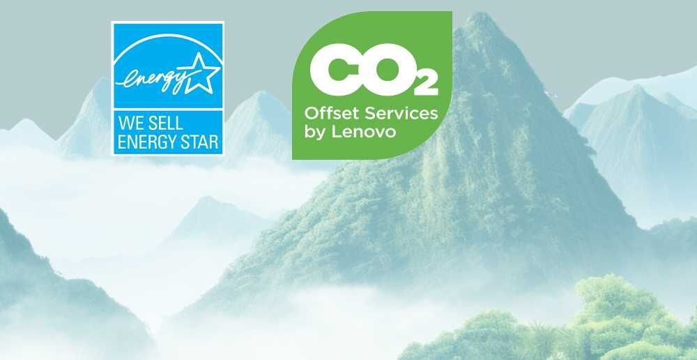 Obraz przedstawia logo \'Energy Star\' z napisem \'WE SELL ENERGY STAR\' oraz logo \'CO2 Offset Services by Lenovo\' na tle gór pokrytych mgłą.