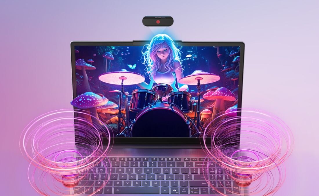 Na ekranie laptopa wyświetlona jest grafika przedstawiająca postać grającą na perkusji w otoczeniu kolorowych grzybów. Nad ekranem znajduje się kamera z czerwoną diodą, a wokół laptopa widoczne są efekty dźwiękowe w postaci różowych fal.
