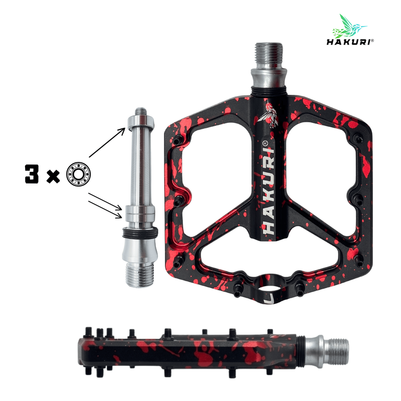 Obraz przedstawia pedały platformowe rowerowe z pinami, wykonane z aluminium, w kolorze czarno-czerwonym z logo HAKURI. Obok pedałów widoczny jest metalowy trzpień oraz symbol łożyska z oznaczeniem \'3 x\'.