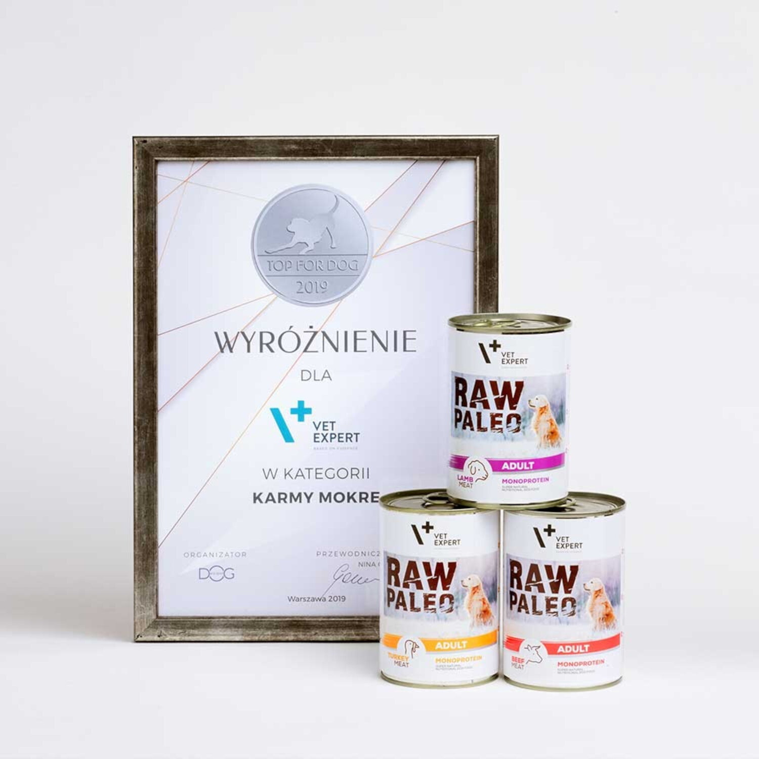 Na obrazie widoczne są trzy puszki karmy RAW PALEO oraz dyplom z napisem \'WYRÓŻNIENIE DLA VET EXPERT W KATEGORII KARMY MOKRE\'.
