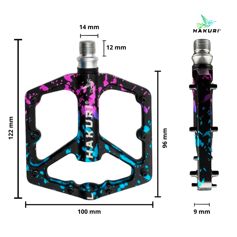 Obraz przedstawia aluminiowe pedały rowerowe MTB z kolorowymi plamami w odcieniach różu i niebieskiego na czarnym tle. Widoczne są wymiary: 122 mm wysokości, 100 mm szerokości, 14 mm średnicy osi, 12 mm wysokości osi, 96 mm wysokości bocznej i 9 mm szerokości bocznej, z logo \'HAKURI\'.