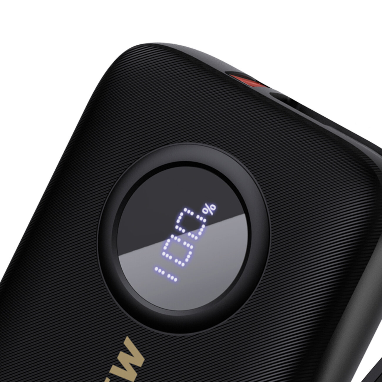 Czarny powerbank z wyświetlaczem pokazującym 100% naładowania. Powierzchnia ma teksturę, a na obudowie widoczne jest logo producenta.