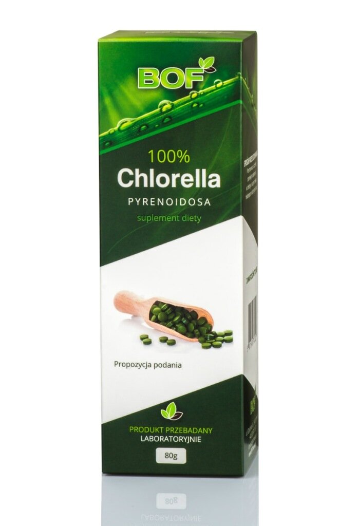 Opakowanie produktu z napisem \'BOF 100% Chlorella Pyrenoidosa suplement diety\'. Widoczna jest ilustracja zielonych tabletek w drewnianej łyżce oraz tekst \'Propozycja podania\' i \'Produkt przebadany laboratoryjnie 80g\'.