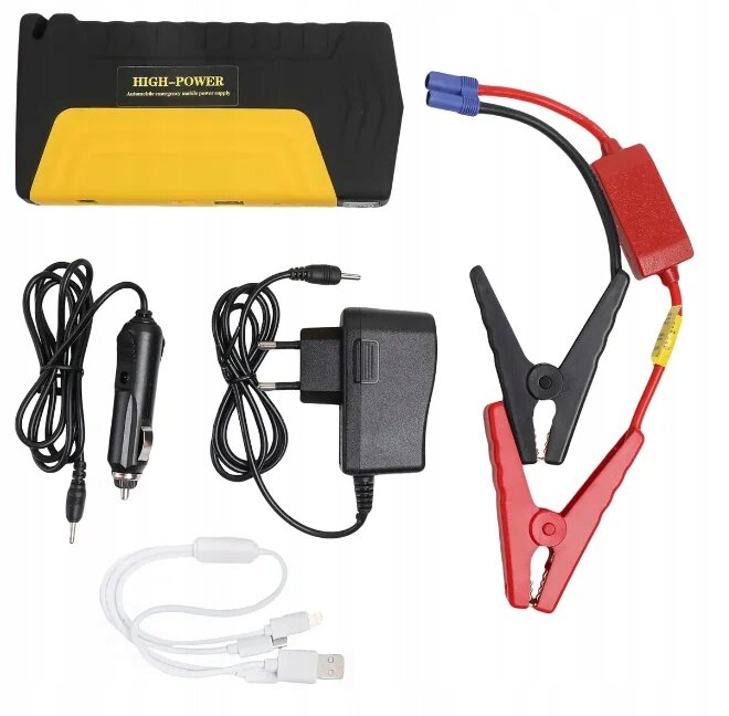 Na obrazie znajduje się zestaw urządzeń, w tym powerbank z napisem \'HIGH-POWER\', przewody z zaciskami, ładowarka sieciowa, adapter samochodowy oraz kabel USB z różnymi końcówkami.
