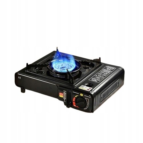 Czarna kompaktowa przenośna kuchenka gazowa z niebieskim płomieniem na palniku. Na panelu widoczne są pokrętła i oznaczenia w języku angielskim.