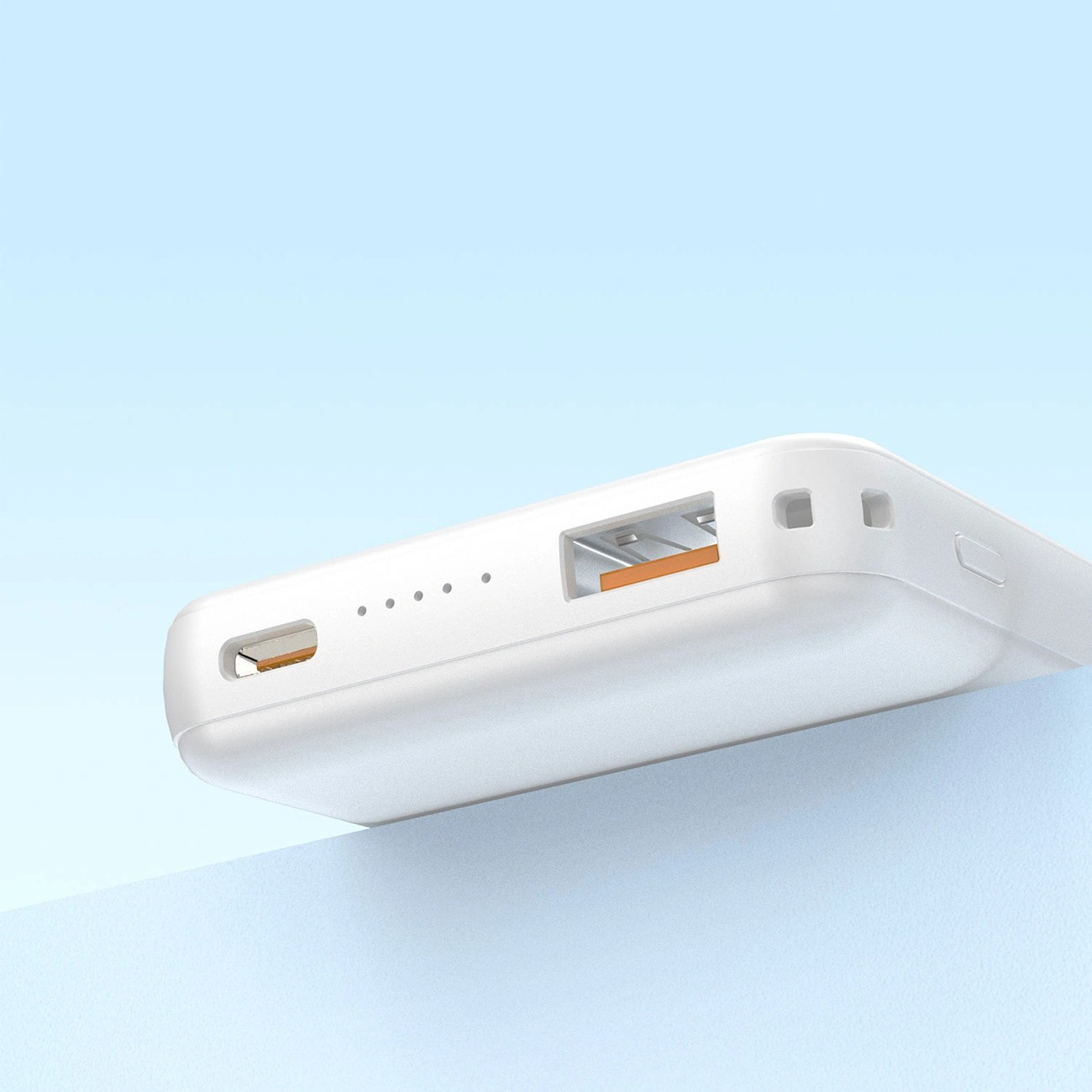 Biały powerbank z widocznymi portami USB-A i USB-C oraz czterema diodami LED wskazującymi poziom naładowania. Urządzenie ma zaokrąglone krawędzie i gładką powierzchnię.