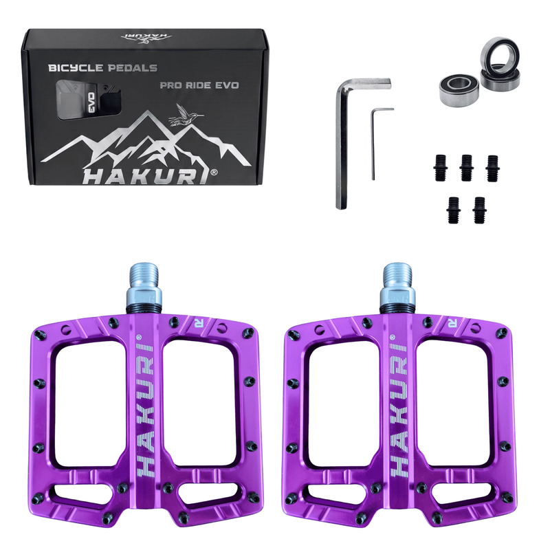 Na obrazie widoczne są fioletowe pedały rowerowe z logo \'HAKURI\', zestaw śrub, klucz imbusowy oraz opakowanie z napisem \'BICYCLE PEDALS PRO RIDE EVO\'.