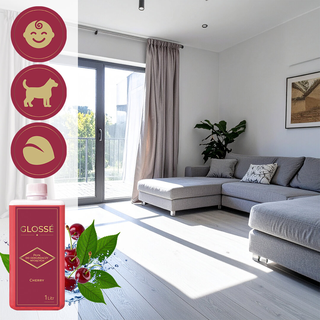 W jasnym salonie z dużym oknem znajduje się szara sofa narożna i roślina doniczkowa. Na pierwszym planie widoczna jest butelka płynu GLOSSÉ Cherry 1 litr z grafiką wiśni i liści oraz trzema ikonami przedstawiającymi dziecko, psa i liść.