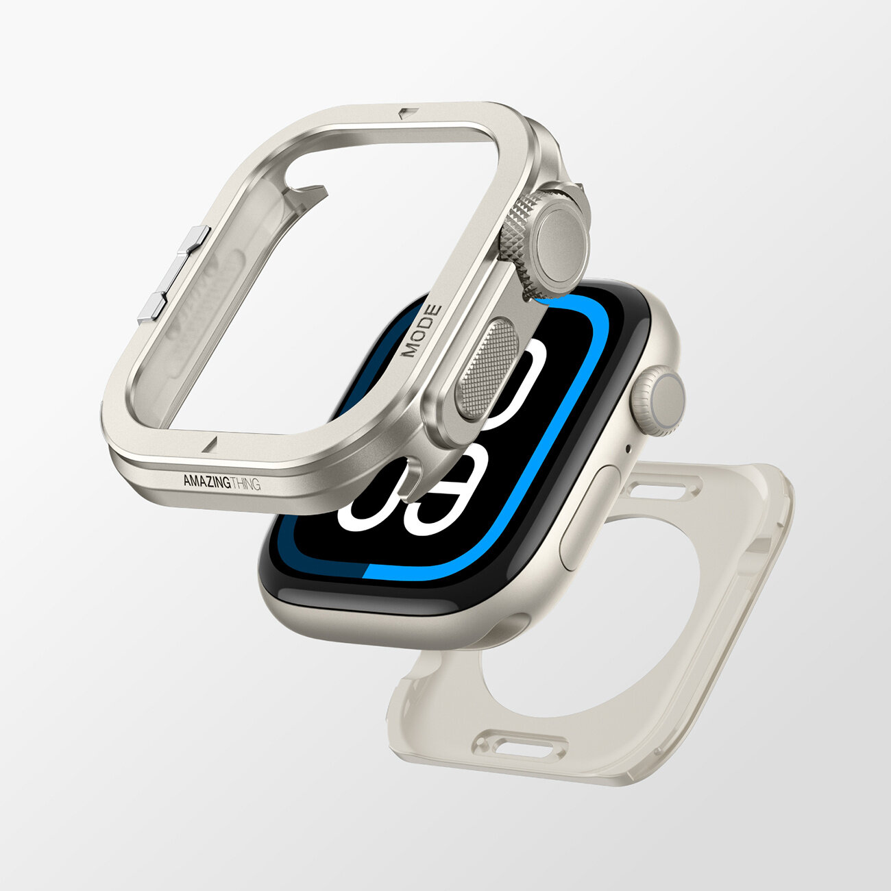 Na obrazie widoczne jest metalowe etui na zegarek, z napisem \'AMAZINGTHING\' i \'MODE\'. Etui jest w kolorze srebrnym i ma otwory na przyciski oraz pokrętło.