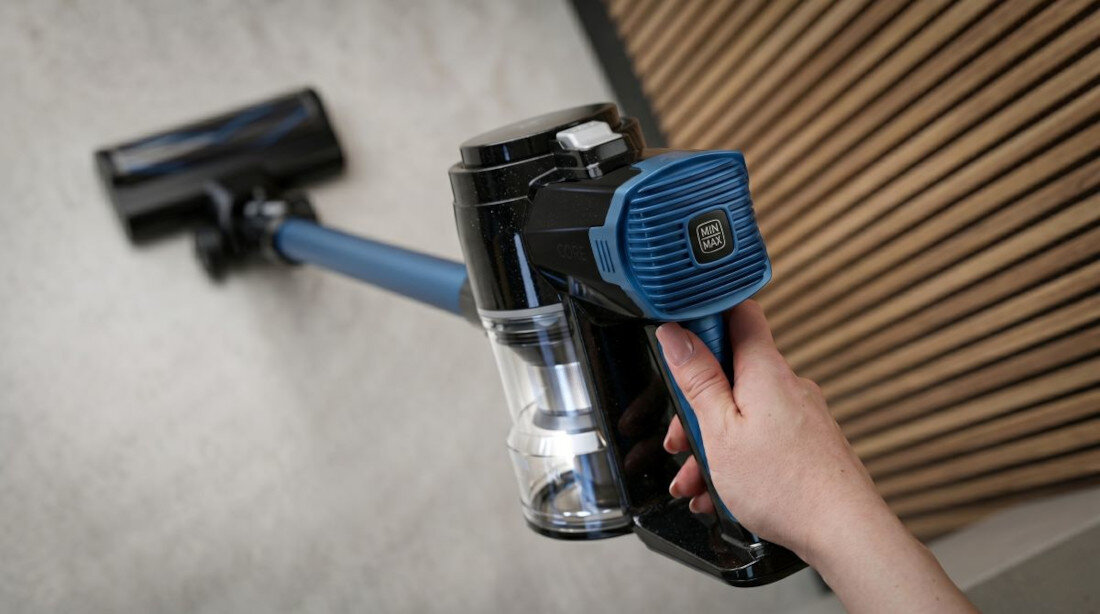 Odkurzacz pionowy SAVIO OP-01 bezprzewodowy Czarno-niebieski zdjęcie lifestyle Tryb turbo brud, sierść zwierząt oraz zanieczyszczenia  Technologia cyklonowa pojemność