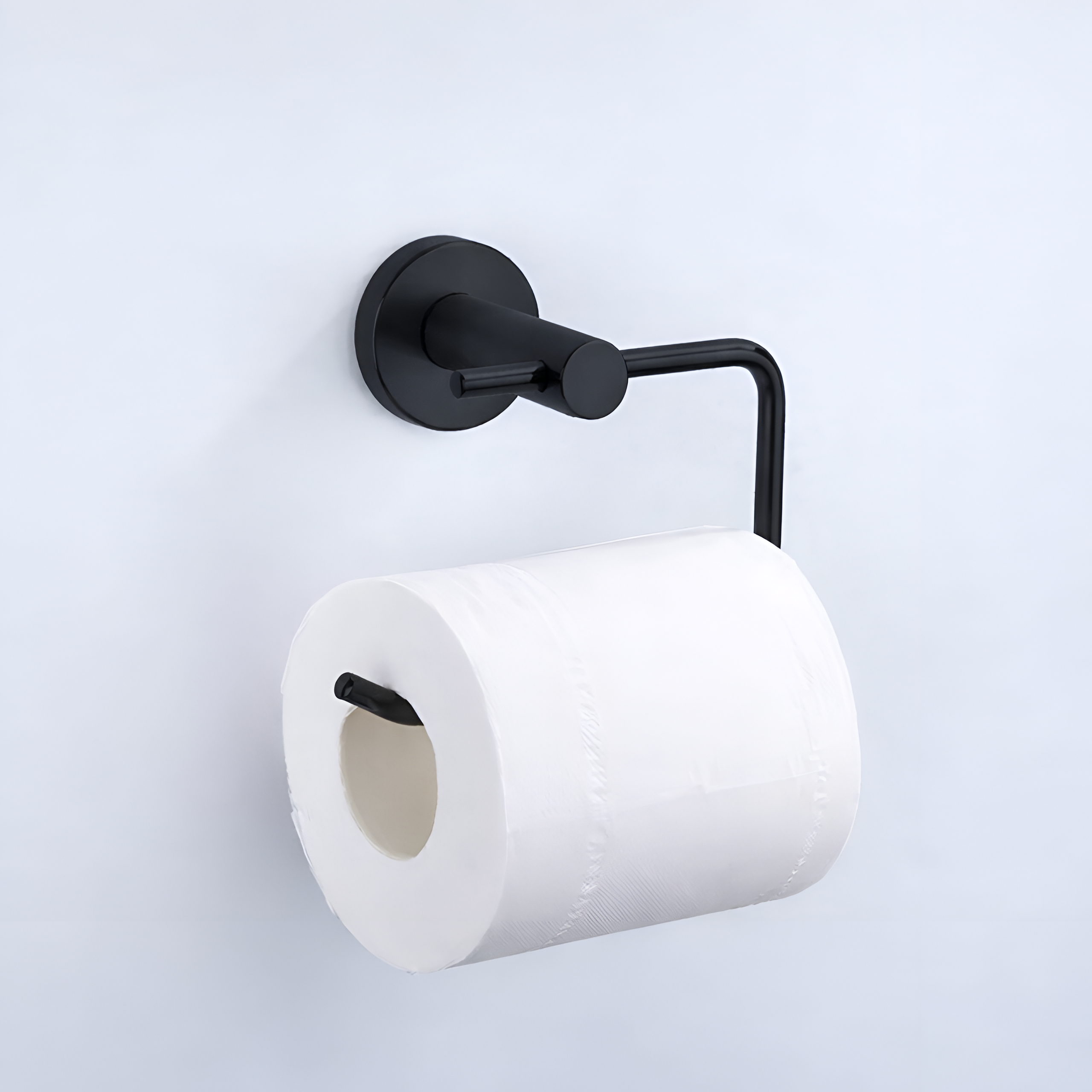 Czarny metalowy uchwyt na papier toaletowy zamontowany na ścianie, z rolką białego papieru toaletowego.