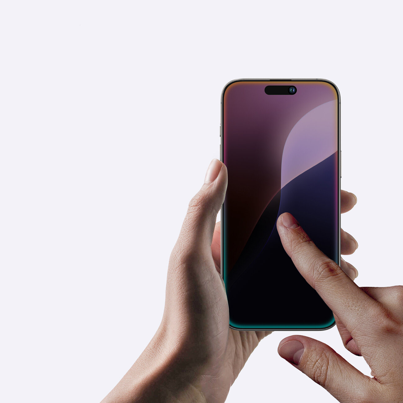 Osoba trzyma smartfon z ciemnym ekranem, na którym widać odblask. Palec wskazujący dotyka ekranu.