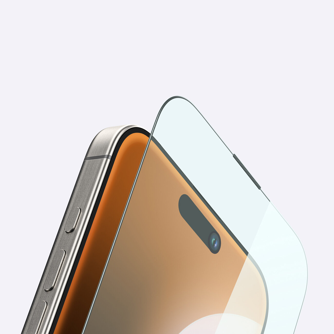 Obraz przedstawia smartfon z nałożonym szkłem hartowanym, które jest przezroczyste i dopasowane do ekranu. Widać metalową ramkę urządzenia oraz przyciski boczne.