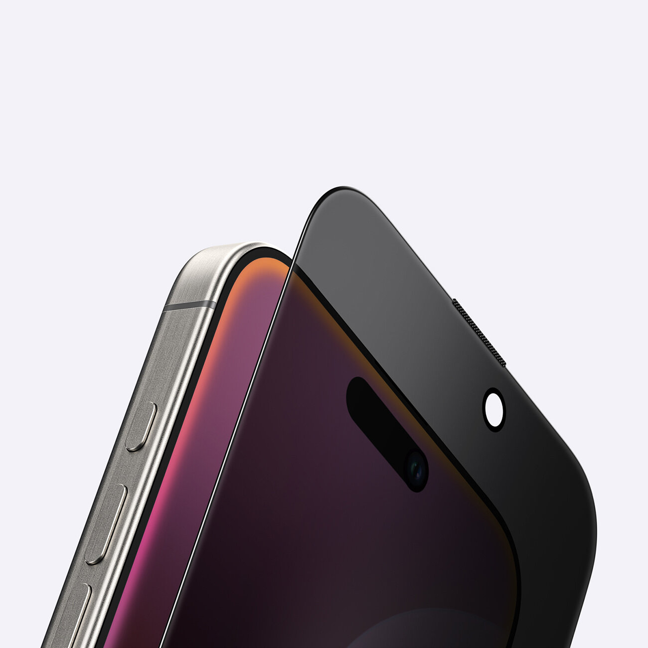 Obraz przedstawia zbliżenie na smartfon z nałożonym szkłem hartowanym, które ma ciemny, przyciemniony wygląd. Widać metalową ramkę urządzenia oraz przyciski boczne.