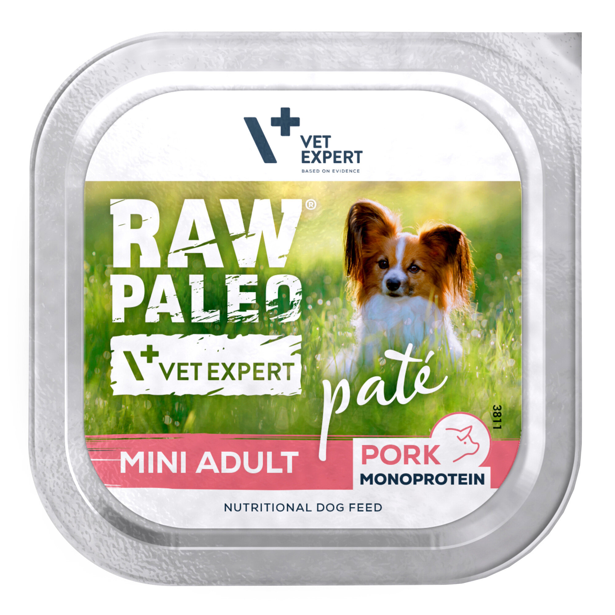 Opakowanie mokrej karmy dla psów z napisem \'RAW PALEO VET EXPERT paté MINI ADULT PORK MONOPROTEIN\'. Widoczny jest obrazek psa na tle zielonej trawy oraz logo \'VET EXPERT\'.