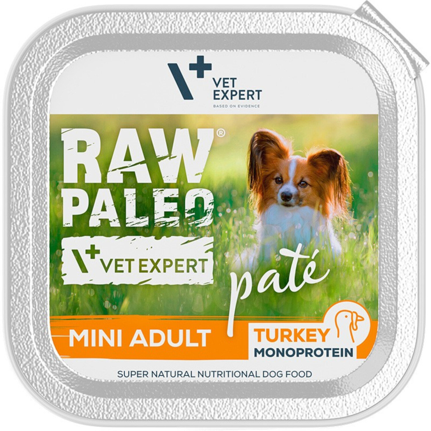 Opakowanie mokrej karmy dla psów z napisem \'RAW PALEO\', \'VET EXPERT\', \'MINI ADULT\', \'TURKEY MONOPROTEIN\'. Na etykiecie widoczny jest pies na tle trawy.