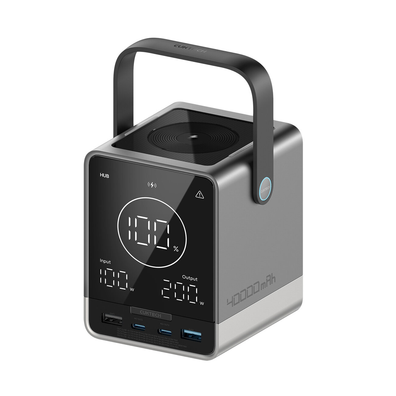 Czarny powerbank o pojemności 40000mAh z wyświetlaczem pokazującym 100% naładowania. Posiada uchwyt, dwa porty USB-C, dwa porty USB-A oraz funkcję ładowania bezprzewodowego.