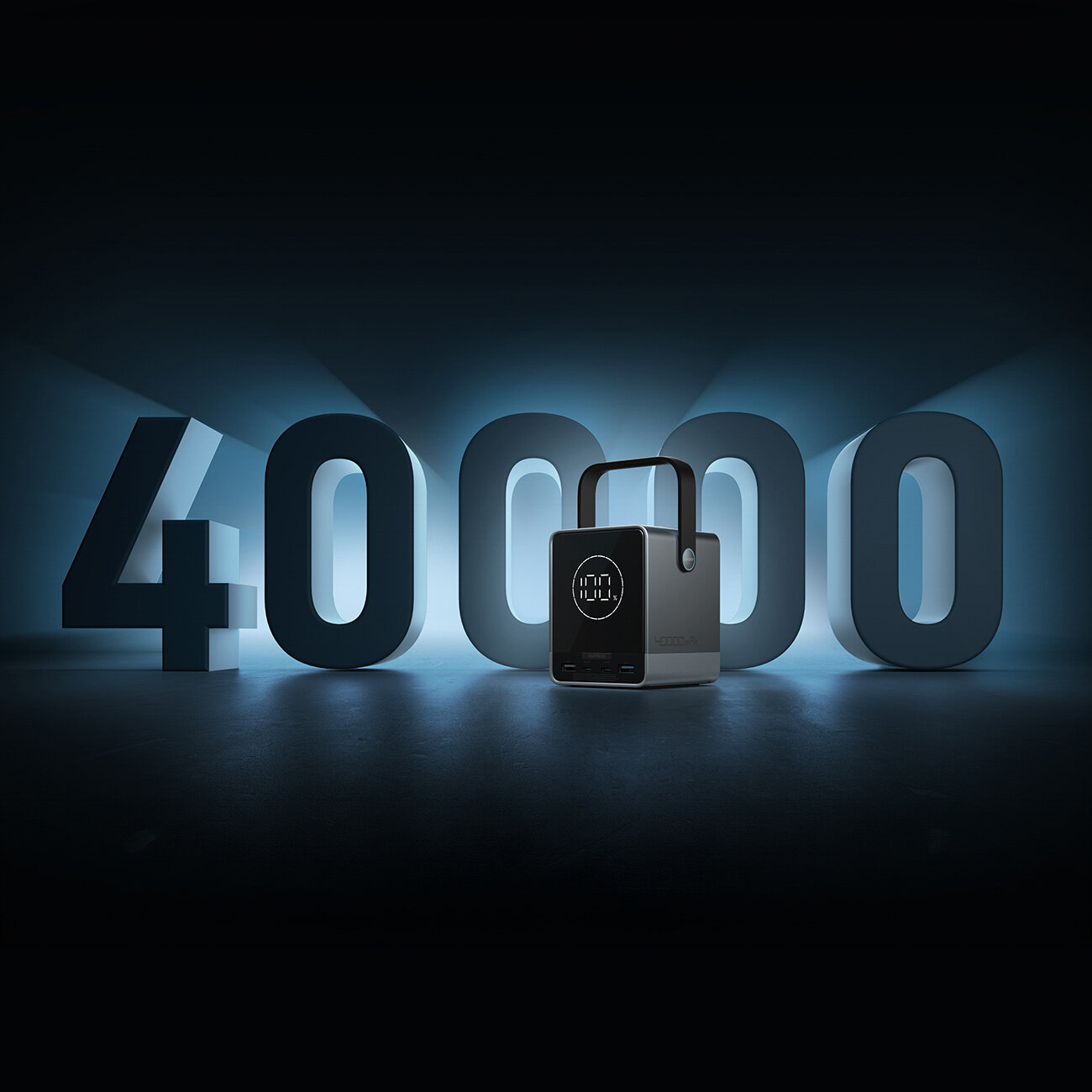 Na obrazie widoczny jest czarny powerbank z uchwytem, umieszczony przed dużymi cyframi \'40000\'. Powerbank ma wyświetlacz i kilka portów na przednim panelu.