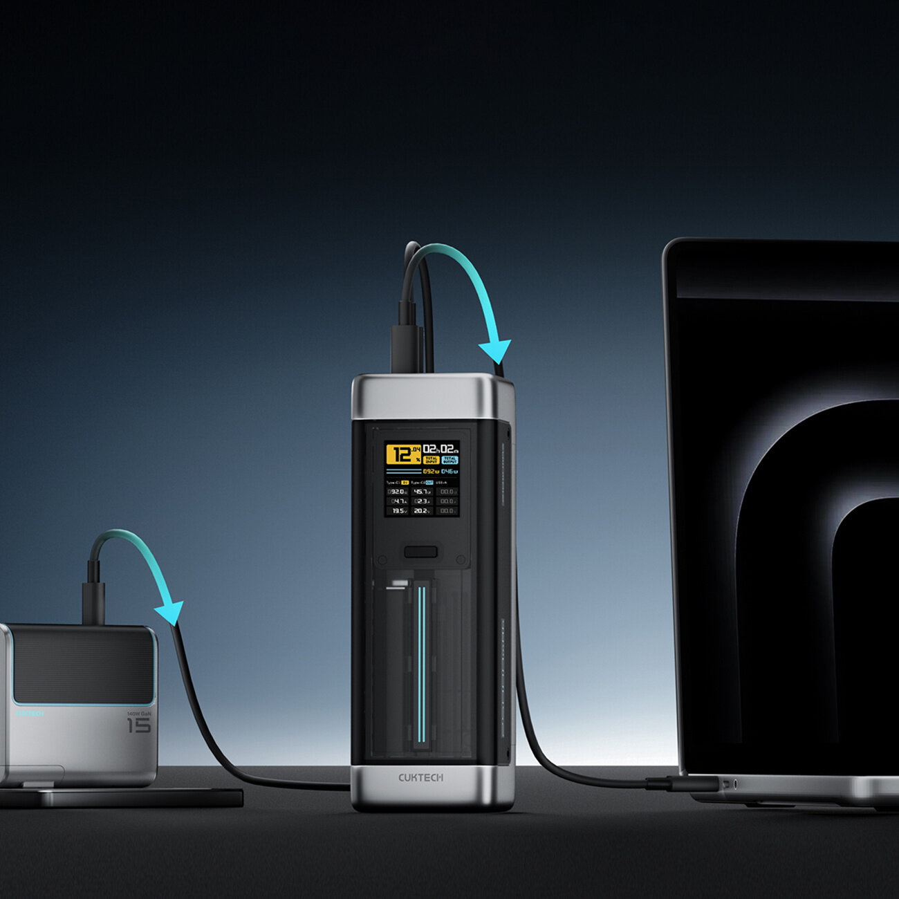 Na obrazie widoczny jest czarny powerbank z wyświetlaczem pokazującym parametry ładowania, podłączony do dwóch urządzeń. Na powerbanku znajduje się napis \'CUKTECH\'.