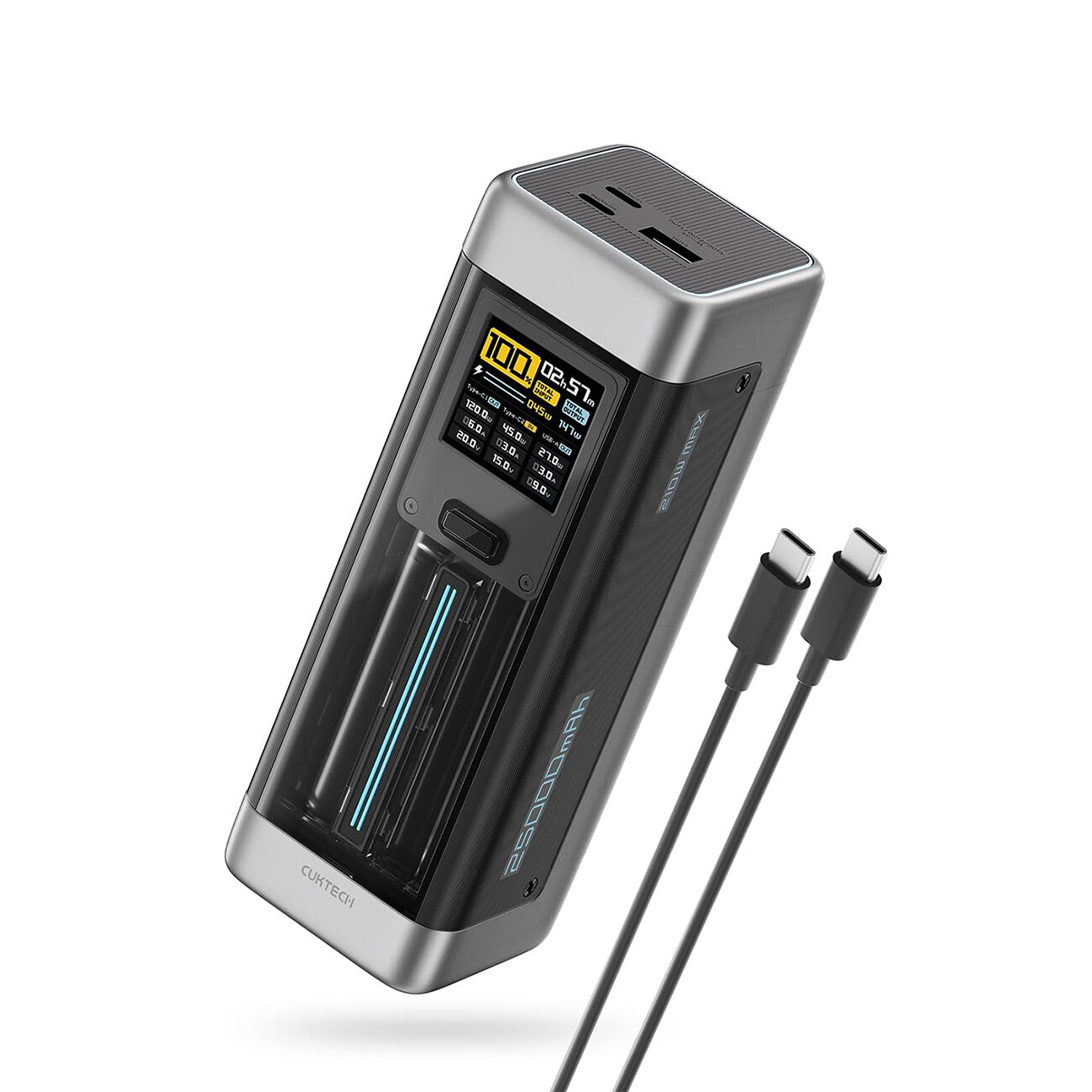 Czarny powerbank z wyświetlaczem pokazującym poziom naładowania i parametry techniczne. Obok znajdują się dwa kable USB-C.