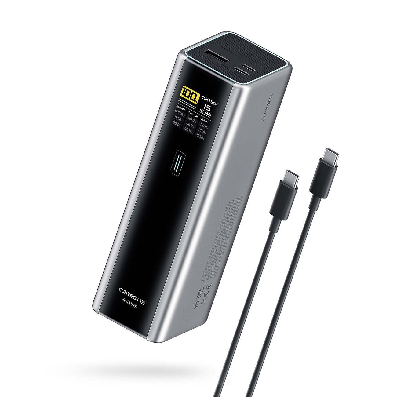 Na obrazie widoczny jest szary powerbank z wyświetlaczem pokazującym poziom naładowania oraz dwa kable USB-C. Na urządzeniu znajduje się napis \'CUKTECH 15\'.