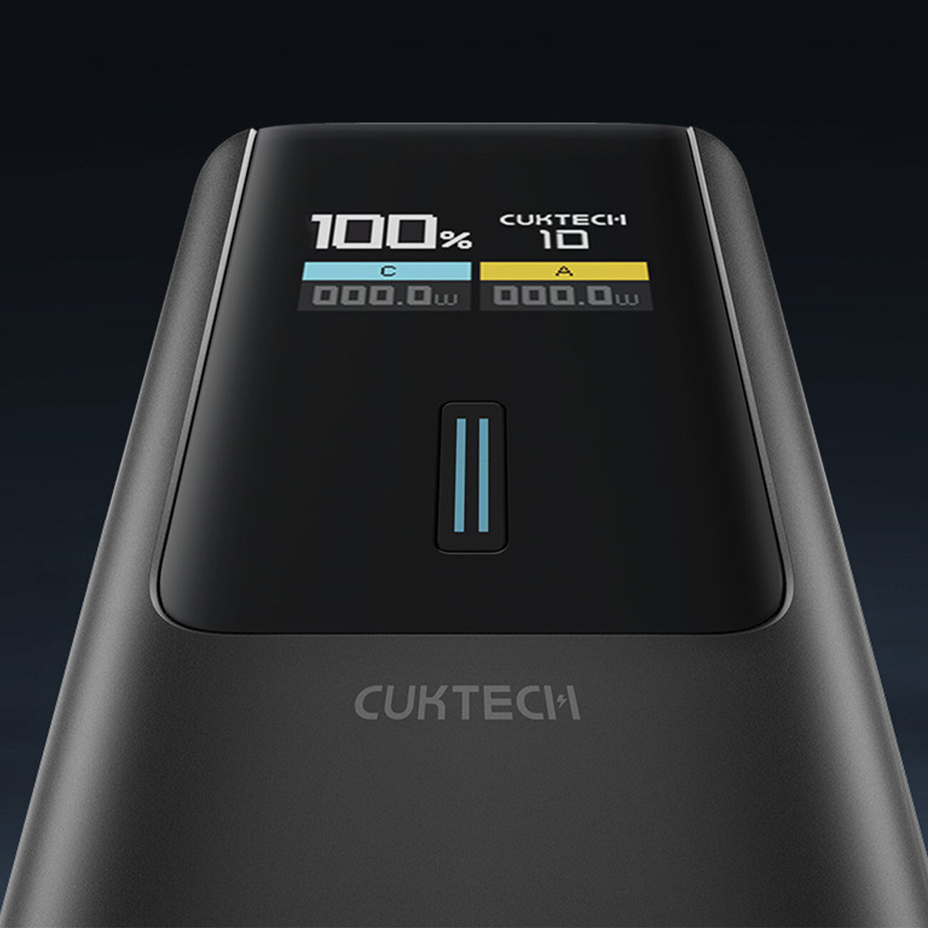 Czarny powerbank z wyświetlaczem pokazującym stan naładowania 100% oraz logo CUKTECH. Na wyświetlaczu widoczne są także oznaczenia \'C\' i \'A\' z wartościami 000.0W.