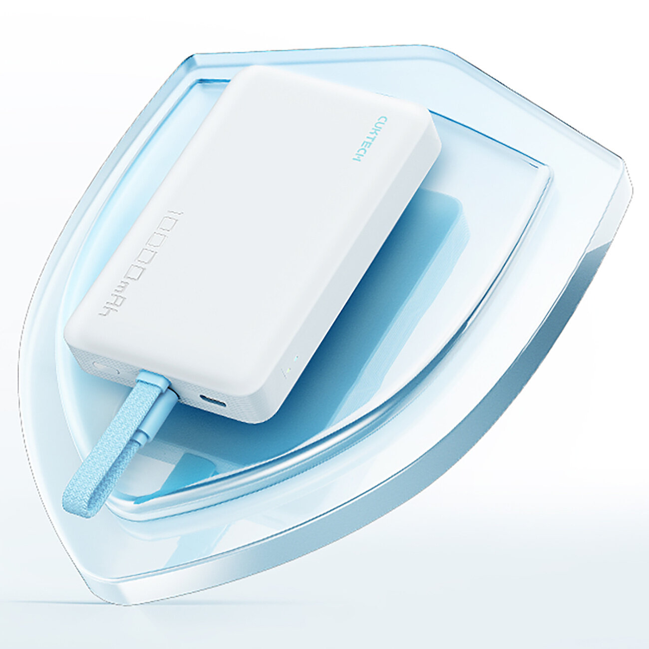 Biały powerbank z napisem \'CUKTECH\' i \'10000mAh\' leży na przezroczystej, niebieskiej podstawce. Powerbank ma niebieski pasek i port USB.