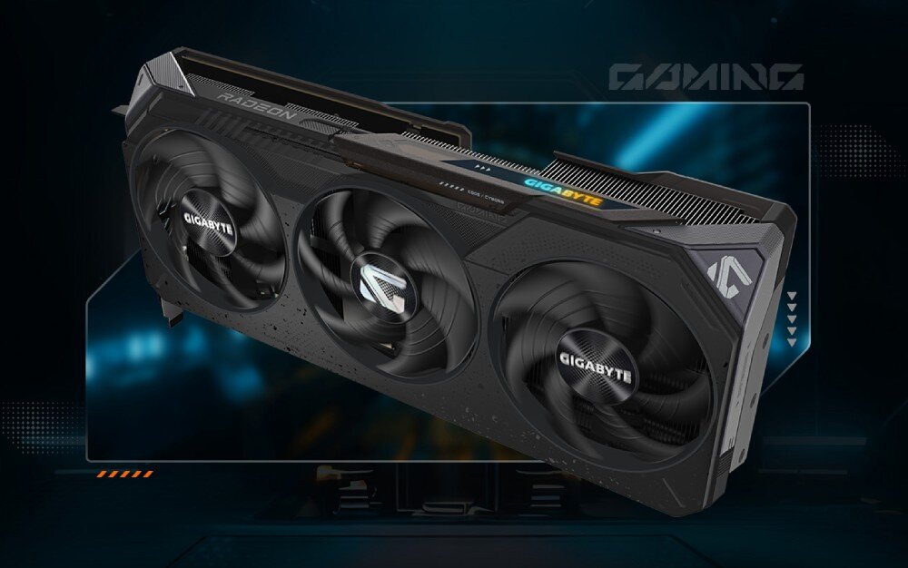Karta graficzna z trzema dużymi wentylatorami, na których widoczne są napisy \'GIGABYTE\'. W tle znajduje się ciemne, futurystyczne tło z napisem \'GAMING\'.