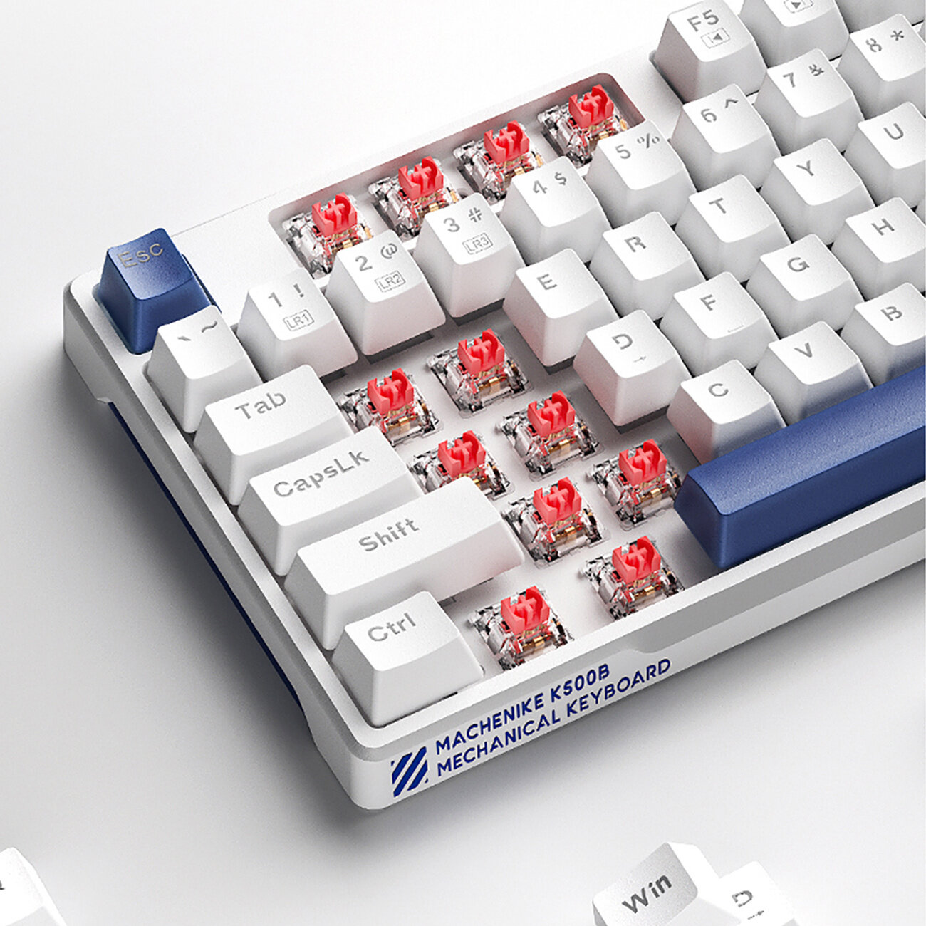 Biała klawiatura mechaniczna z czerwonymi przełącznikami, posiada niebieski klawisz ESC i niebieski klawisz spacji. Na obudowie widoczny jest napis \'MACHENIKE K500B MECHANICAL KEYBOARD\'.