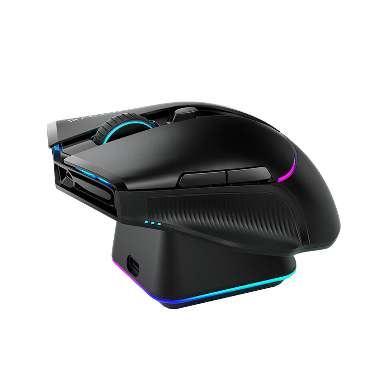 Czarna mysz gamingowa z podświetleniem RGB, umieszczona na stacji dokującej. Mysz ma ergonomiczny kształt i kilka przycisków funkcyjnych.