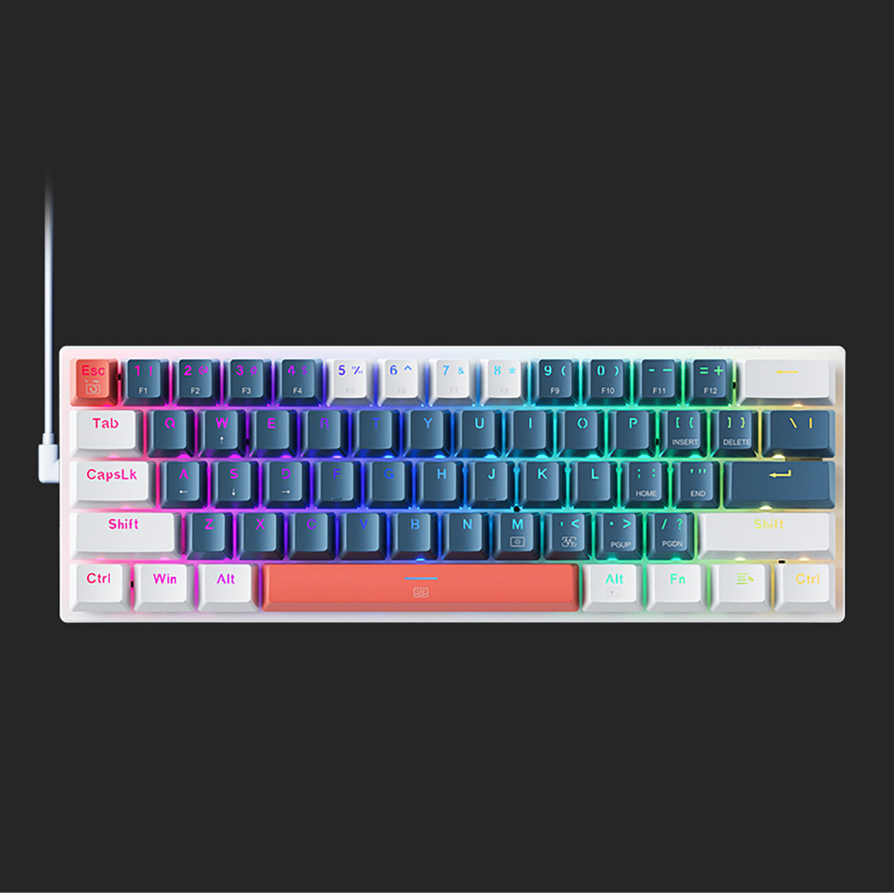 Klawiatura mechaniczna z podświetleniem RGB, posiada klawisze w różnych kolorach, w tym czerwony klawisz spacji i różowe klawisze funkcyjne. Widoczny jest przewód po lewej stronie klawiatury.