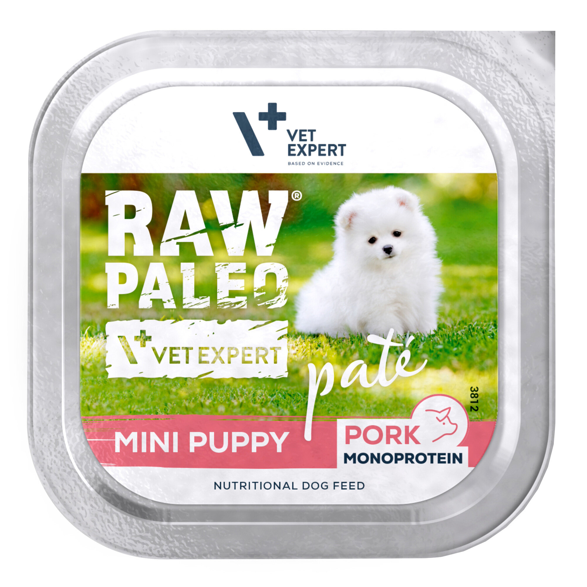 Opakowanie mokrej karmy dla szczeniąt z napisem \'RAW PALEO\', \'VET EXPERT\', \'MINI PUPPY\', \'PORK MONOPROTEIN\'. Na etykiecie widoczny jest biały szczeniak na tle zielonej trawy.