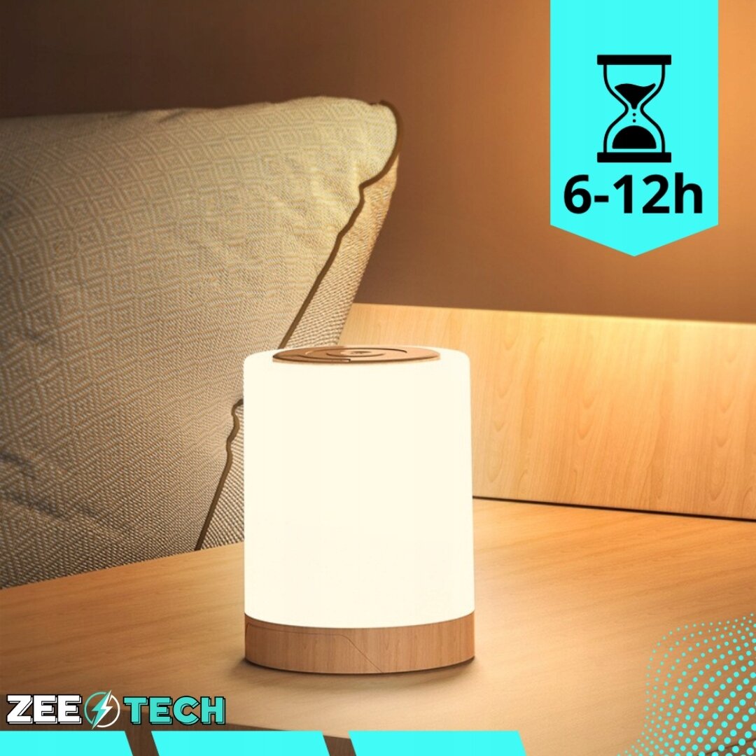 Na drewnianym stoliku nocnym stoi bezprzewodowa lampka LED o cylindrycznym kształcie z drewnianą podstawą. W prawym górnym rogu znajduje się ikona klepsydry z napisem \'6-12h\', a w lewym dolnym rogu logo \'ZEE TECH\'.