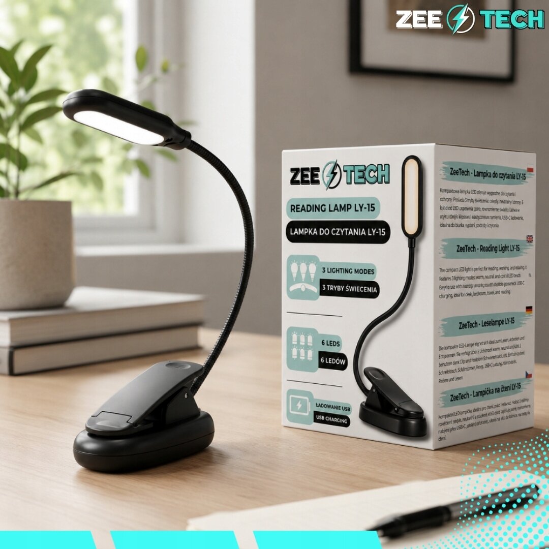 Na biurku stoi czarna lampka do czytania z elastycznym ramieniem i klipsem, obok niej znajduje się pudełko z napisem \'ZeeTech Reading Lamp LY-15 Lampka do czytania LY-15\'. W tle widać roślinę doniczkową i stos książek.