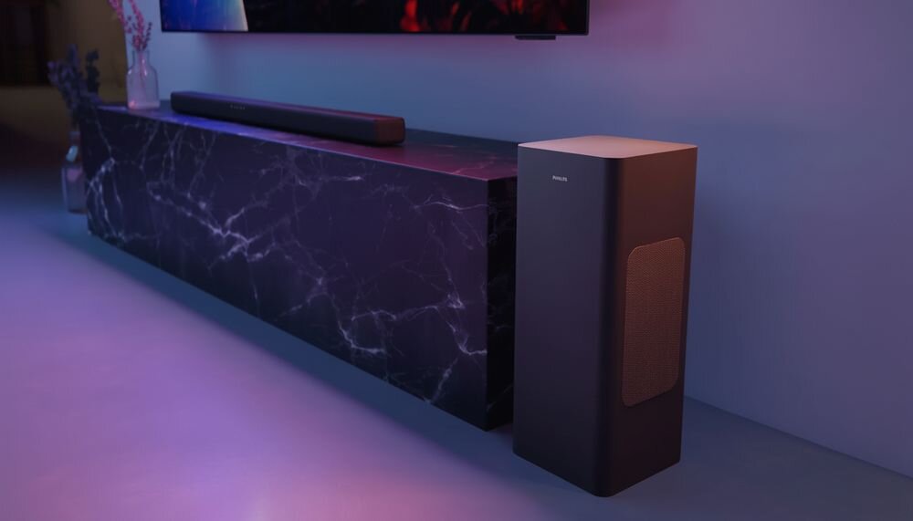 Soundbar PHILIPS TAB8301/10 HDMI eARC złącze optyczne AUX USB-A moc 380 W, soundbar stojący na komodzie w pomieszczeniu